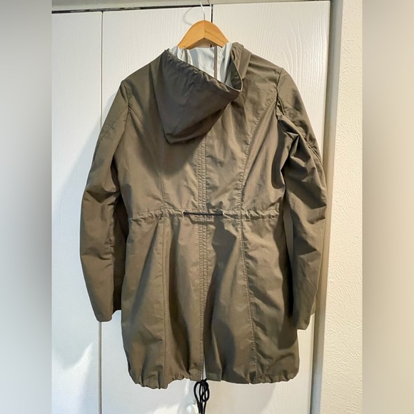 Laundry By Shelli Segal Green Raincoat with Adjustable Drawstring Waist and Hood - Picture 2 of 10